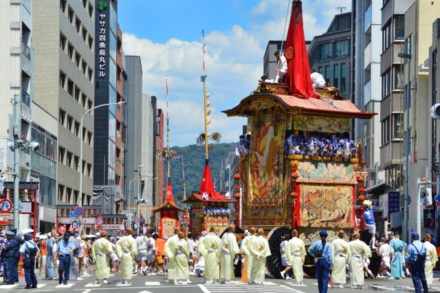 祇園祭の山鉾巡行の様子